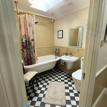Townhouse In 4 - Check Connttact From Photos For Details ! Close To ! Holiday home *