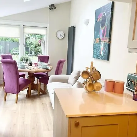 Townhouse In 4 - Check Connttact From Photos For Details ! Close To ! *